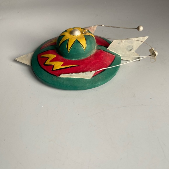 Handpainted Balsa Wood UFO - Picture 4 of 12